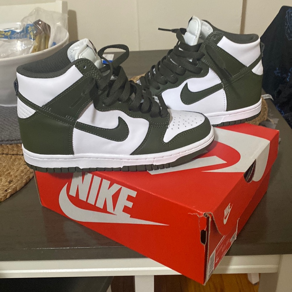 High top dunks cargo khaki size 4Y